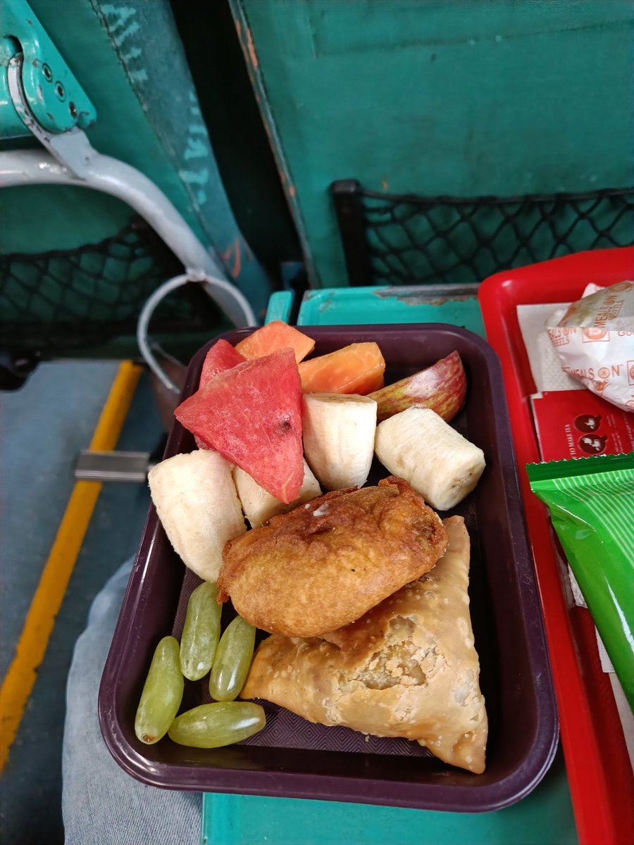 ScribeShah's tweet image. Thank you #IndianRailways for the #Iftar
As soon as I boarded Howrah #Shatabdi at Dhanbad,I got my snacks.I requested the pantry man to bring tea little late as I am fasting.He confirmed by asking, aap roza hai? I nodded in yes. Later someone else came with iftar❤
@RailMinIndia