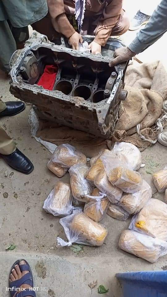 Muneeba45's tweet photo. جس کو شک کی بناء پر کھول کر چیک کیا گیا۔ انجن کے اندر خانوں میں سے 26 کلو 334 گرام چرس کے 21 پیکٹ اور 1 کلو 230 گرام افیون کا ایک پیکٹ برآمد ہوا۔
ملزم کو گرفتار کر کے تھانہ ریلویز پولیس کوئٹہ میں انسداد منشیات ایکٹ کی دفعہ 9-C کے تحت مقدمہ کا اندراج کر لیا گیا ہے۔
#Balochistan https://t.co/h0wdyGO13O