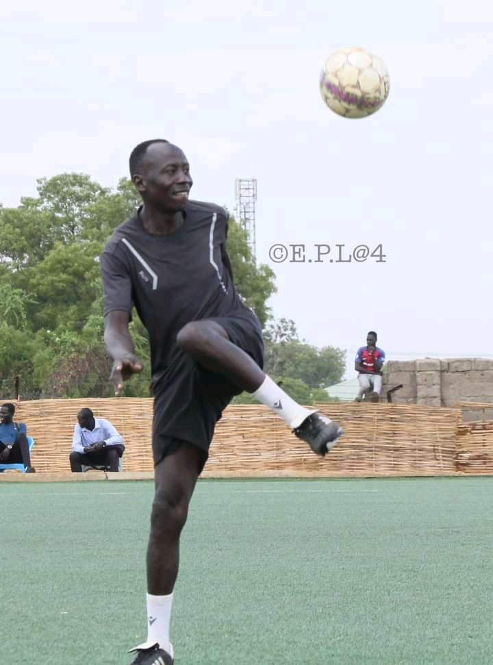 FutureStarsFoo5's tweet photo. Future Stars Football Academy and Malakia FC Fitness coach Jacob Monday doing free styles during a Malakia FC's game at Buluk Training Center.
#FutureStarsFootballAcademy #MalakiaFC #JacobMonday #FitnessCoach #JLFA #SSFA #SouthSudan🇸🇸 https://t.co/O4q8yb8hp5