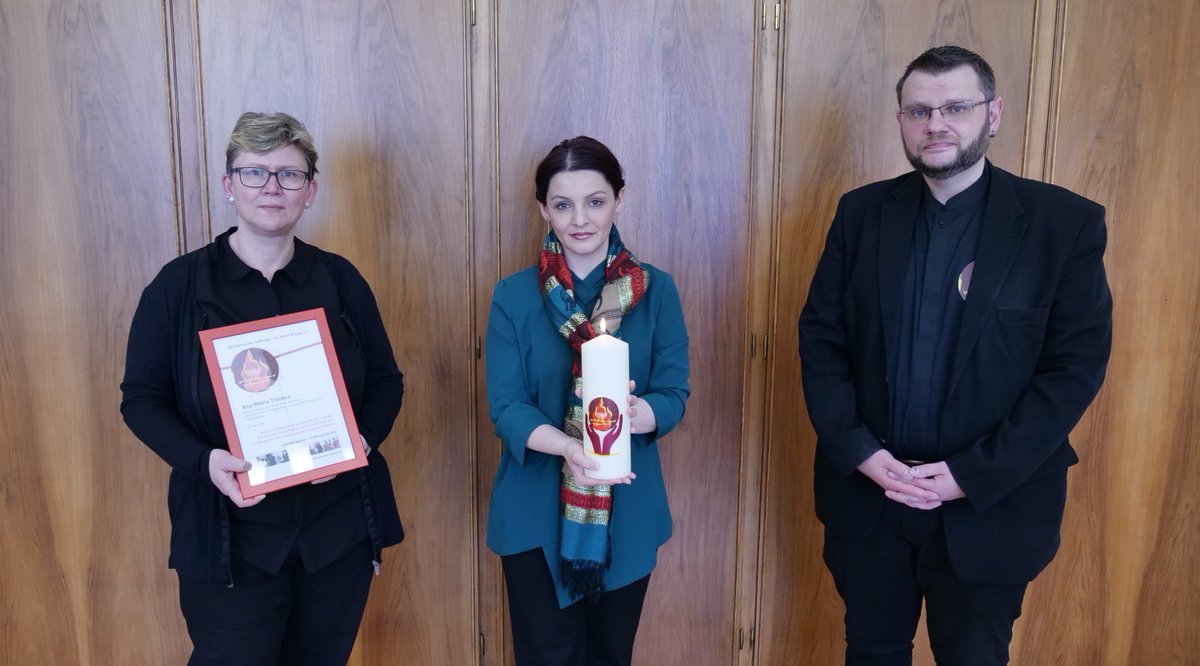 Die Staatssekretärin für Bürgerschaftliches Engagement @amtrasnea hat heute im Roten Rathaus eine Hoffnungskerze des Vereins „Die Flamme der Hoffnung“ bekommen. Dieser unterstützt Familien mit kranken und verstorbenen Kindern. Danke für dieses Engagement! 🕯