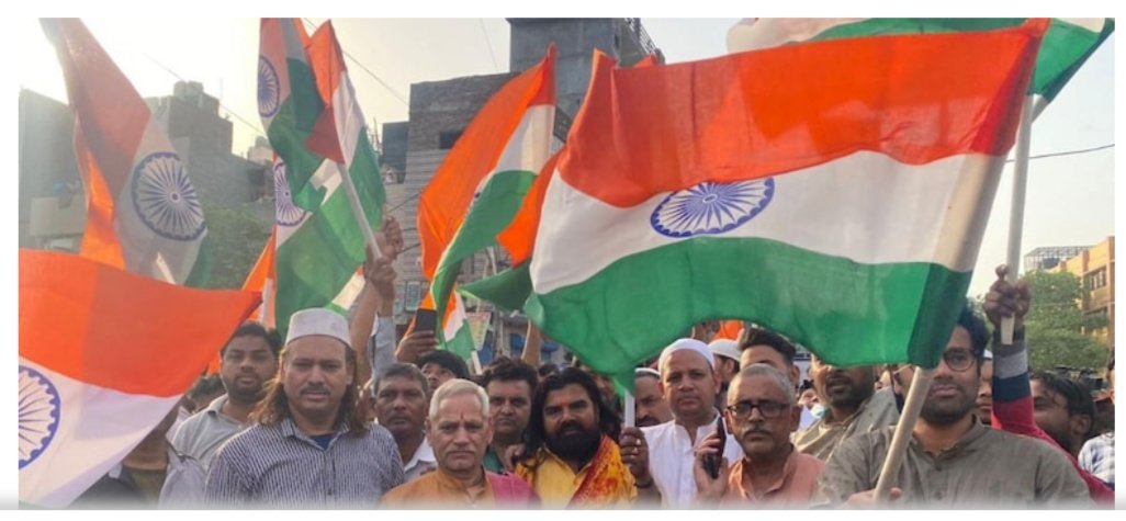 RRPSpeaks's tweet photo. हा खरा भारत आहे!
दिल्लीत जिथं दंगल झाली त्या जहांगीरपुरी भागात हिंदू-मुस्लिम रहिवाशांनी हातात हात घालून काढलेली तिरंगा यात्रा राजकारणासाठी दंगल पेटवणाऱ्यांच्या डोळ्यात झणझणीत अंजन घालणारी आहे. https://t.co/Q1ObVpYzWb