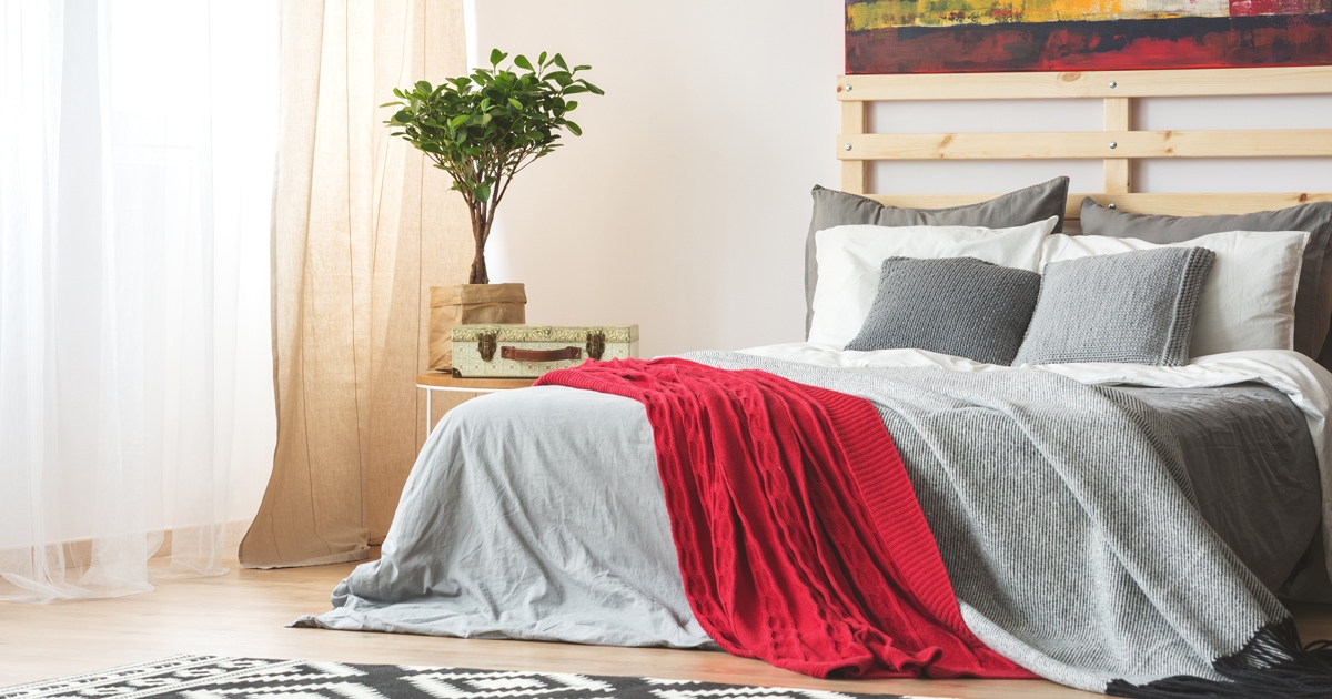 diamondvogel's tweet image. A fresh coat of white paint can lighten and brighten your walls – but selecting the best shade for your space can be challenging. Learn more about choosing the perfect white on our blog: l8r.it/bsZS

#White #WhitePaint #NaturalLight #LivingRoom #Spring #Color