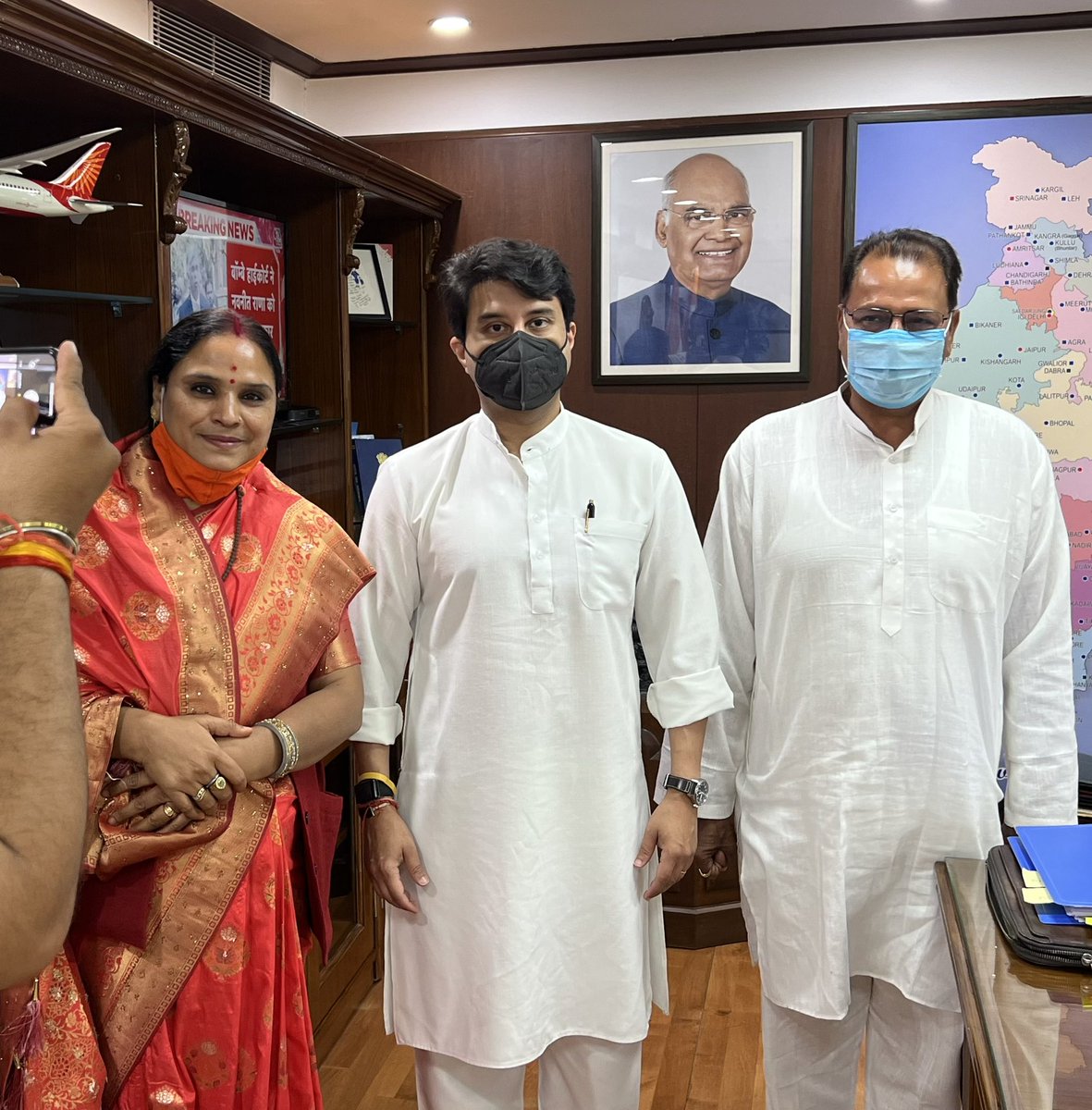 आज मंत्रालय नई दिल्ली में मान. केंद्रीय नागरिक उड्डयन मंत्री श्रीमंत महाराज साहब <a href="/JM_Scindia/">Jyotiraditya M. Scindia</a> जी से भेंट कर चाचौड़ा विधानसभा क्षेत्र की समस्याओं से अवगत कराया और जल्द निराकरण का आश्वासन दिया।