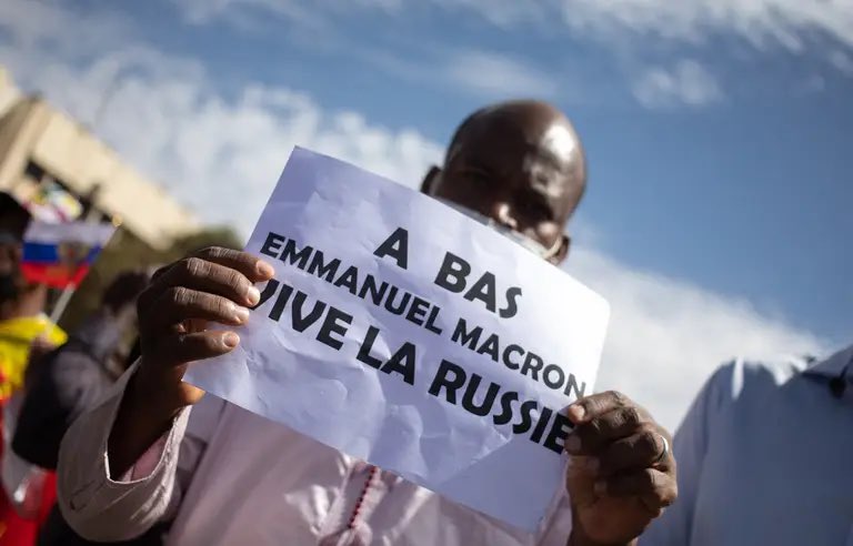 OndoboGreg's tweet photo. Finalement Macron président de la France n’est pas une si mauvaise chose pour l’Afrique. Il est tellement nul qu’en 5 ans il a réussi à mettre en couple la Russie et certains pays africains. 5 ans de plus et c’est toute l’Afrique qui va se tourner vers la Russie. Bravo Macron https://t.co/FxwhEinKwR