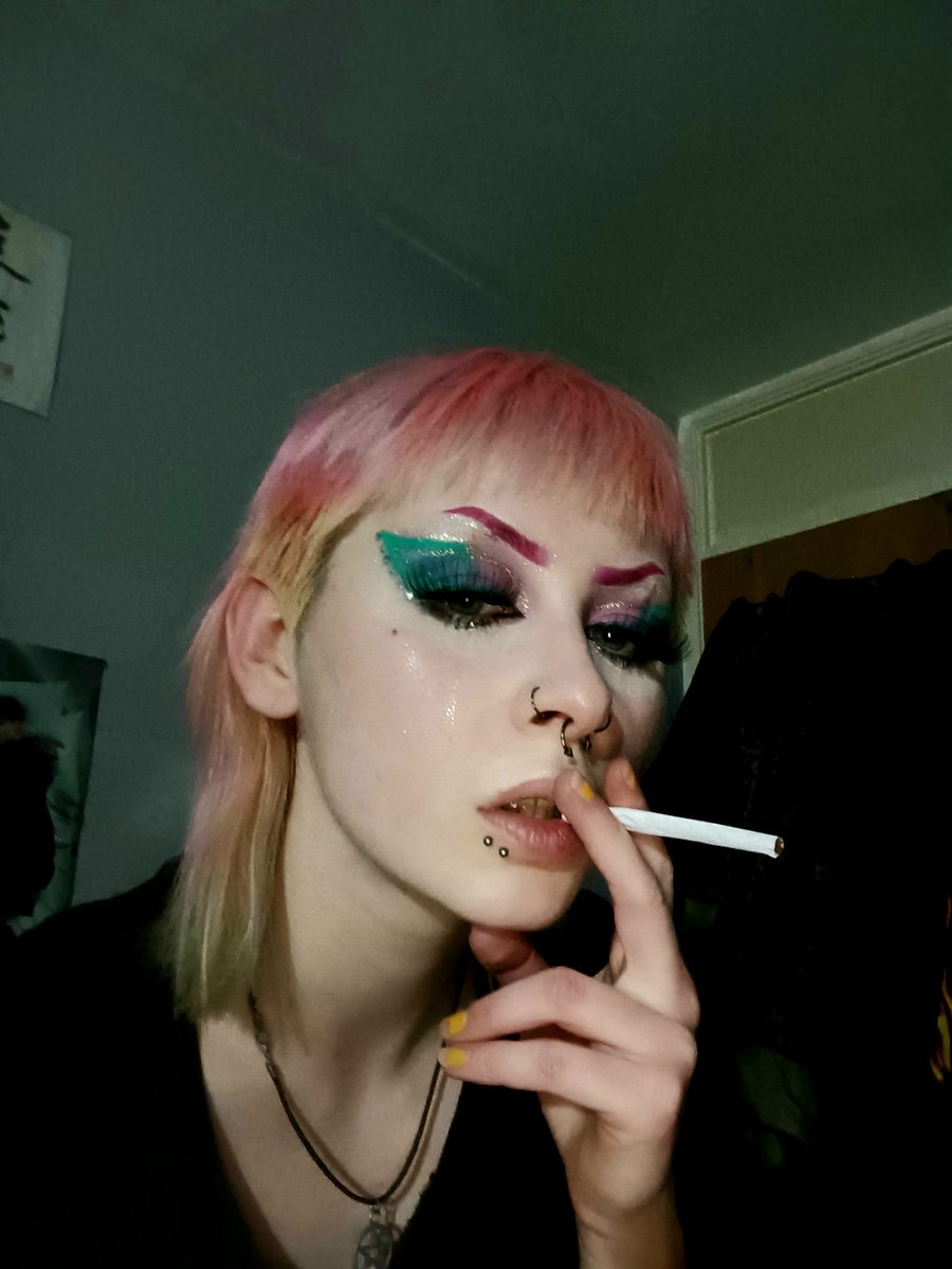 princess_marcy_'s tweet photo. Time for a cig 💅🚬

#cashmaster #paypig #findomme #capnolagnia #smokingkink #smokingwoman #smokingmodel #smoking #smokefetish #pinkhair #bimbomodel https://t.co/BHszQT07hP