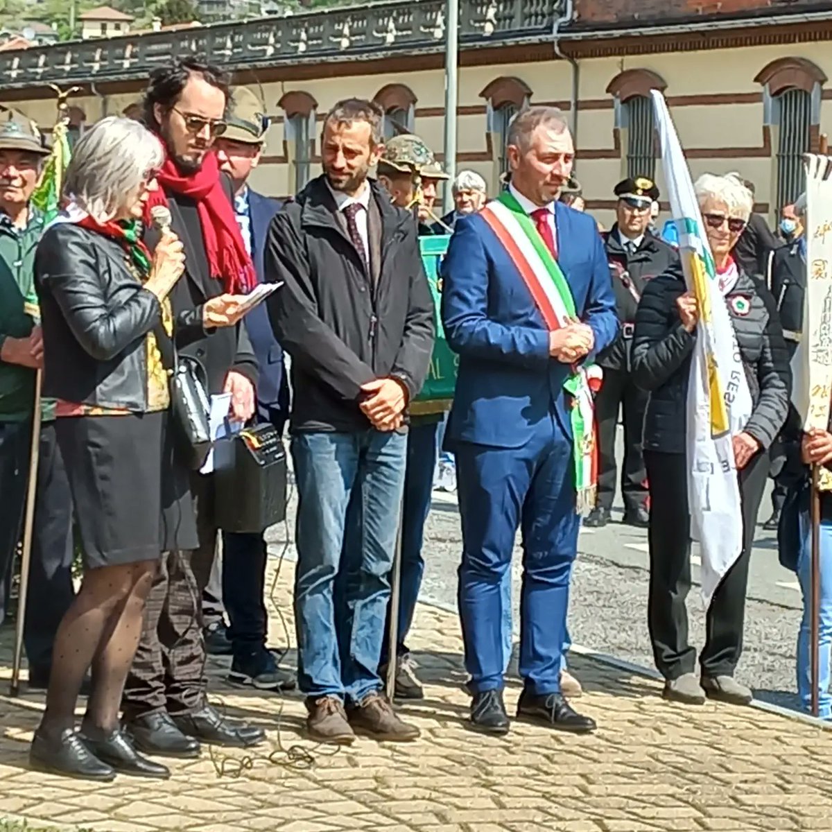 CittaMetroTO's tweet photo. Anche il @crpiemonte con il vicepresidente @DanieleValle3 e @twitorino con @fogliettachiara oggi a #Condove per la consegna della medaglia d'oro 🏅 al valor civile
Il sindaco @JacopoSuppo
l'ha appuntata insieme all'ultimo partigiano
#25aprile #resistenza #Liberazione https://t.co/K61g5sKZZx