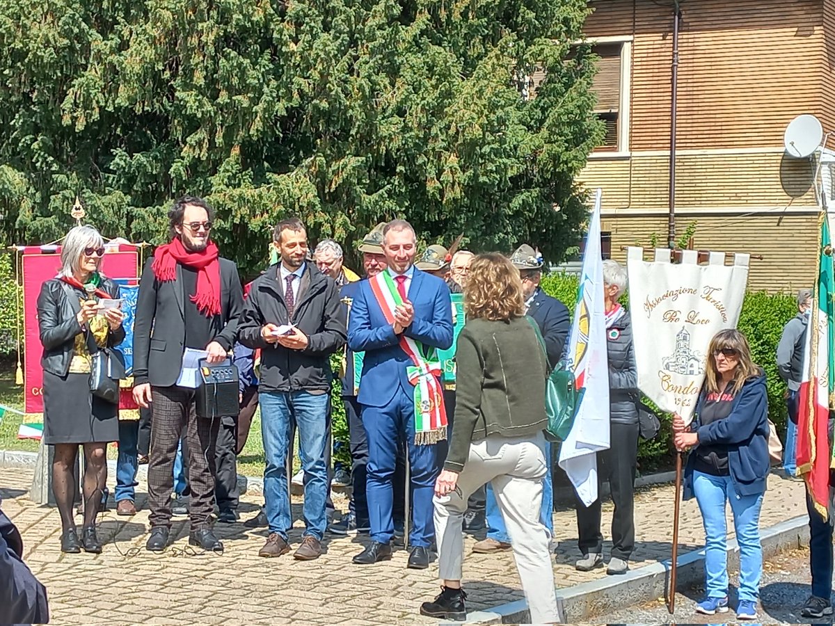 CittaMetroTO's tweet photo. Anche il @crpiemonte con il vicepresidente @DanieleValle3 e @twitorino con @fogliettachiara oggi a #Condove per la consegna della medaglia d'oro 🏅 al valor civile
Il sindaco @JacopoSuppo
l'ha appuntata insieme all'ultimo partigiano
#25aprile #resistenza #Liberazione https://t.co/K61g5sKZZx