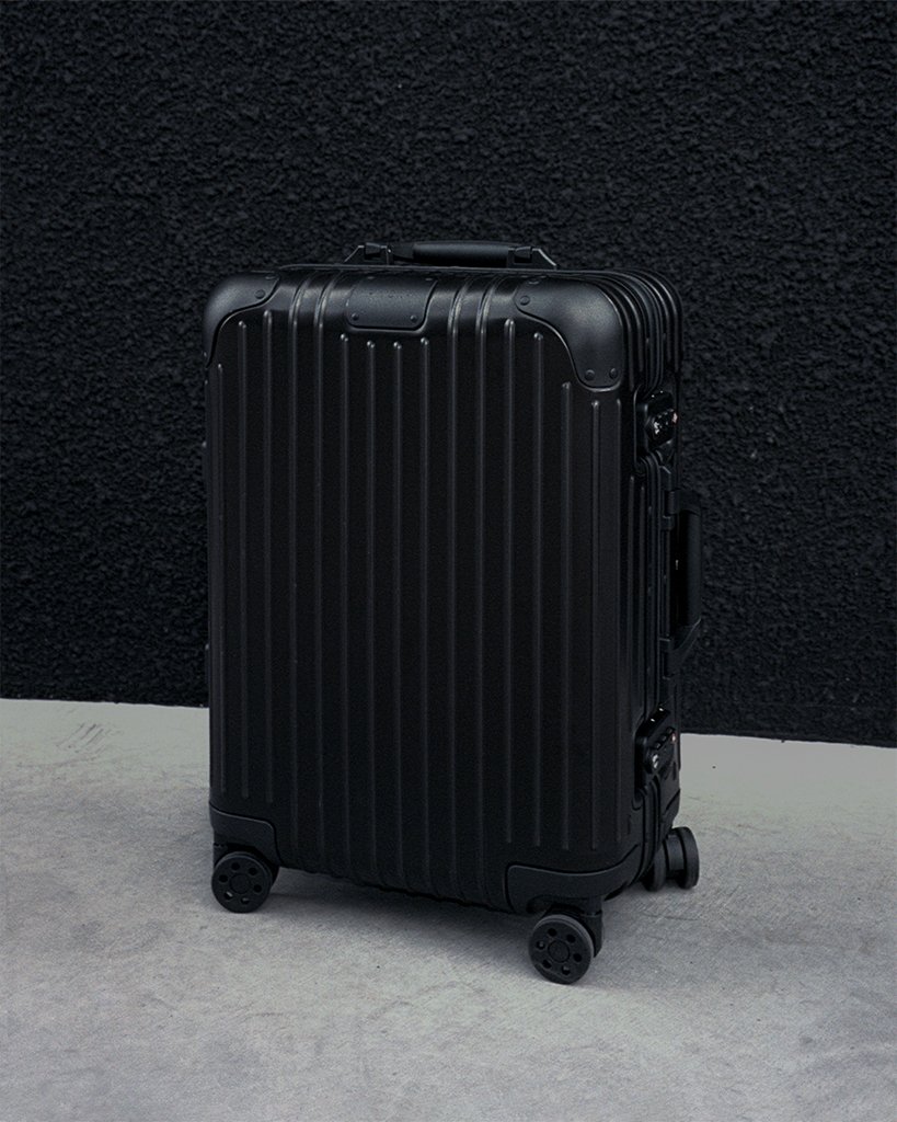 RIMOWA - Simplicity is a statement with the RIMOWA Original Cabin in  black.⁣⁣⁣⁣