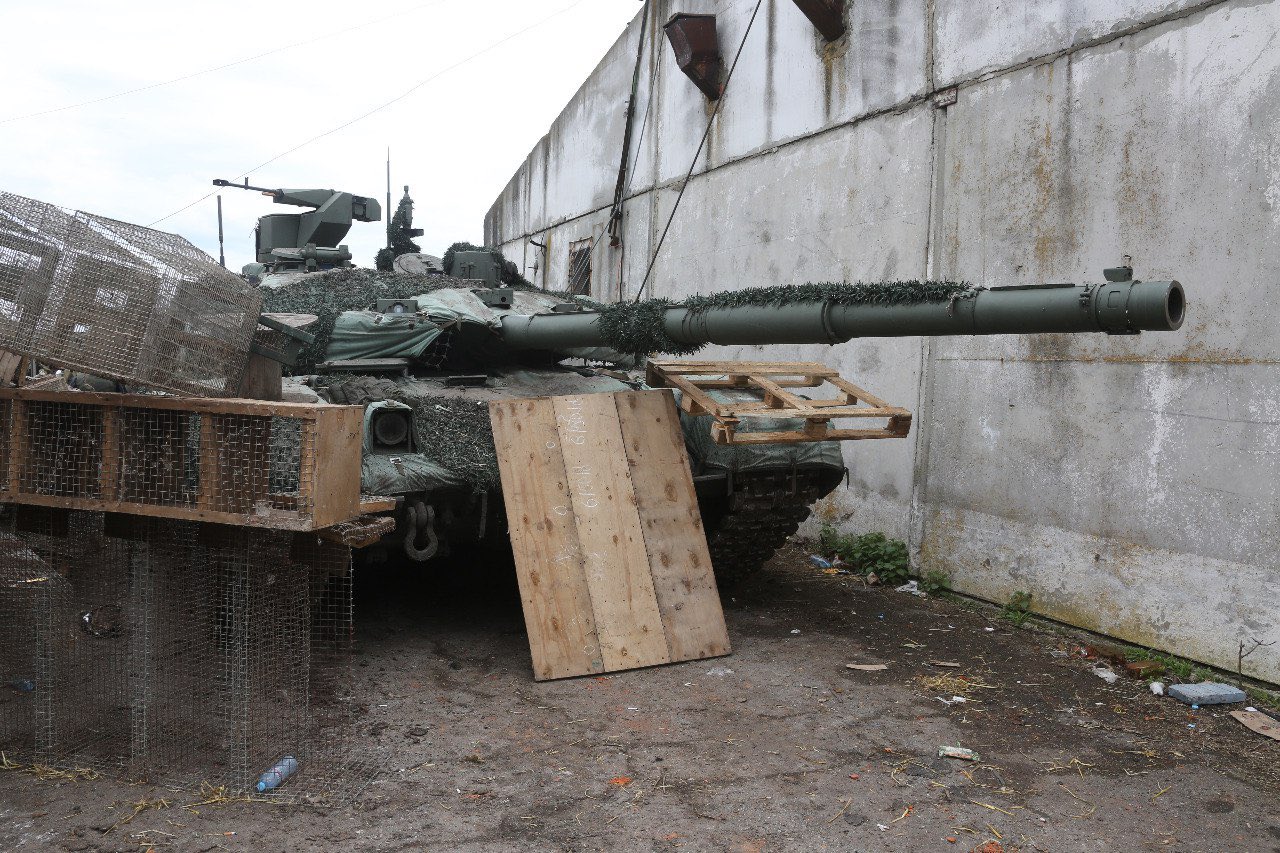 Sankalan Chattopadhyay on Twitter: "T-90M, the most advanced version of the T-90 series, spotted in Ukraine! All eyes will be on the performance as not only it has the best firepower but