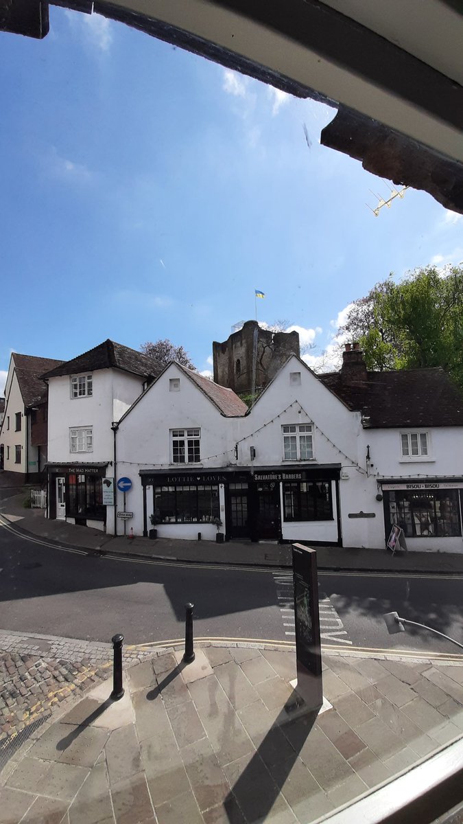 Current View:
Beautiful castle of Guildford! 
My 1st post in awhile! 
Been away w: the faireies for awhile! Ha ha 😂 
Now time for a much needed neck and back crack! Hell yeass! 
'Health, health, health darling'
#spring #summer #Guildofrd #chiro
#Sun #aliceinwonderland