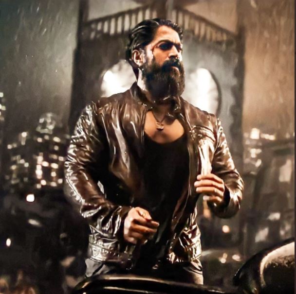 AaryaaNewsIndia's tweet photo. #Breaking Whom you think biggest Blockbuster
KGF Chapter2 or RRR
Like for Ram Charan ❤
Retweet for Yash 🔁
#KGFChpater2 #RRR #KGF2
#RamVsYash #YashBOSS𓃵 #RamCharan𓃵 #RamCharan https://t.co/t4nDaiX42E