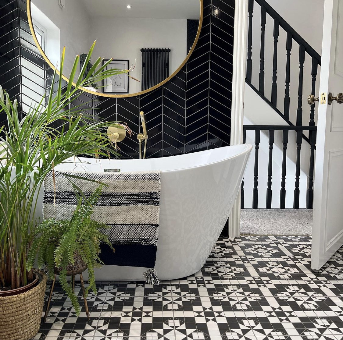 Black &amp; Gold, a timeless colour combo ✨

📸: renovating.no.90.92
🔎: MM29638
-
-
-
#melodymaison #homedecor #interiordecor #homegoals #interiorgoals #homedesign #interiordesign #homeinspo #interiorinspo #blackngold #blackandgold #golddecor #goldhomedecor #goldstyling