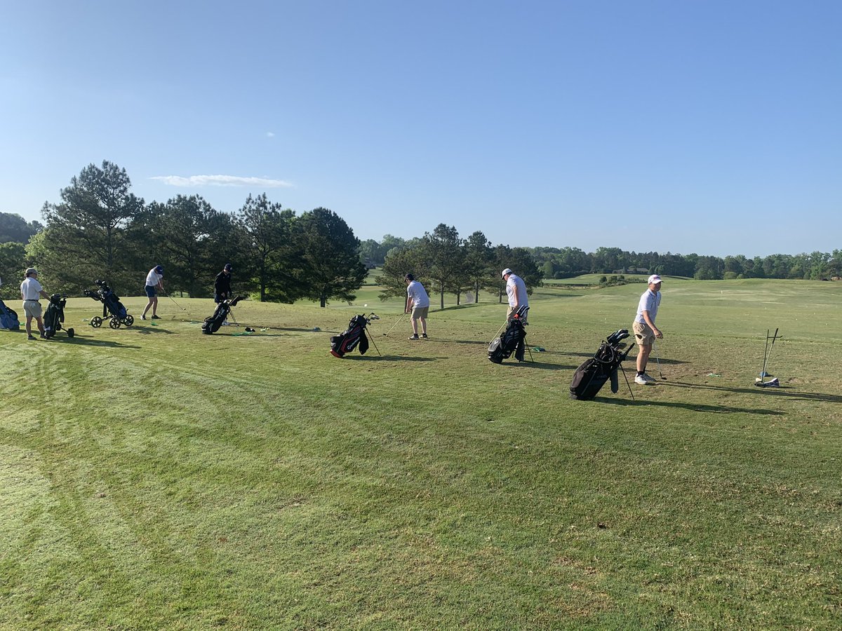 FCHSGolf1's tweet photo. Getting warmed up for the Area Tournament here at Fields Ferry 🏌️‍♀️🏌️‍♂️ https://t.co/j55Fs3W1lD
