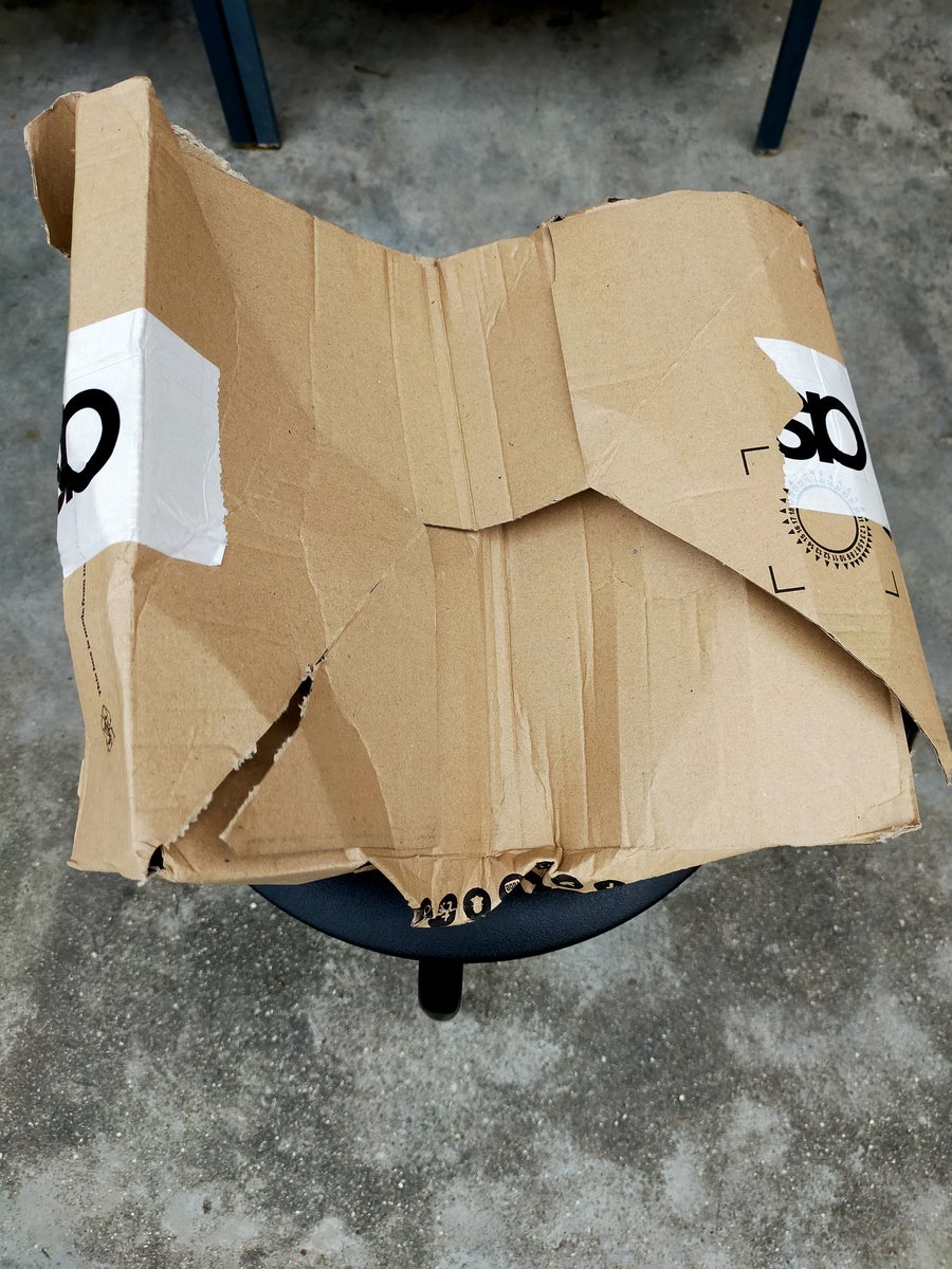 Kawuet's tweet photo. ''Mon colis @ASOS a été déposé dans ma boîte aux lettres'' m'informe #LaPoste #Colissimo par mail. Déposé ? vreuuument ? 
Inacceptable ! @GroupeLaPoste @lisalaposte https://t.co/6z3q7zrJ9f