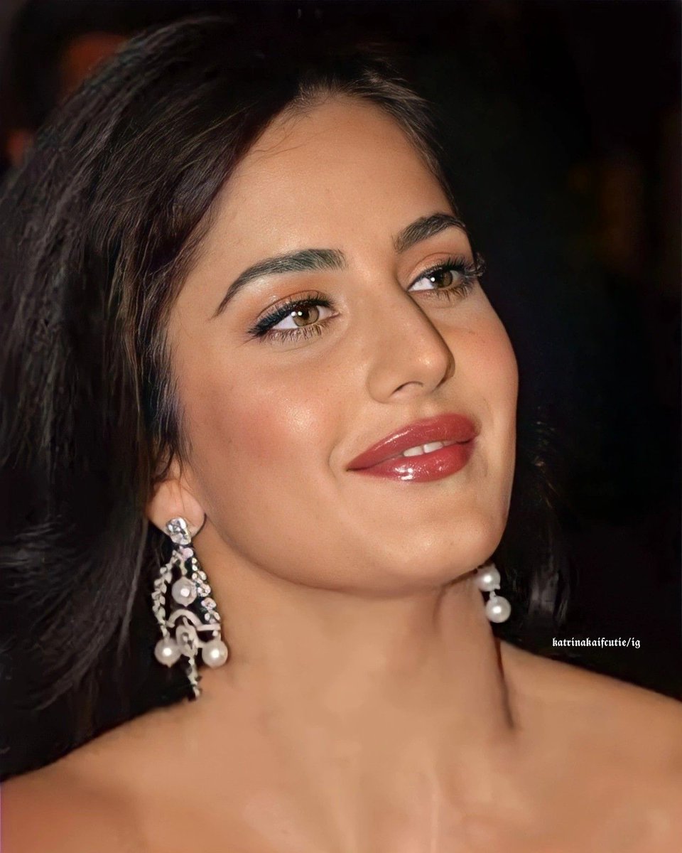 TeamOfKatrina's tweet photo. Side Profile of #katrinakaif https://t.co/6FzeE5lNFR