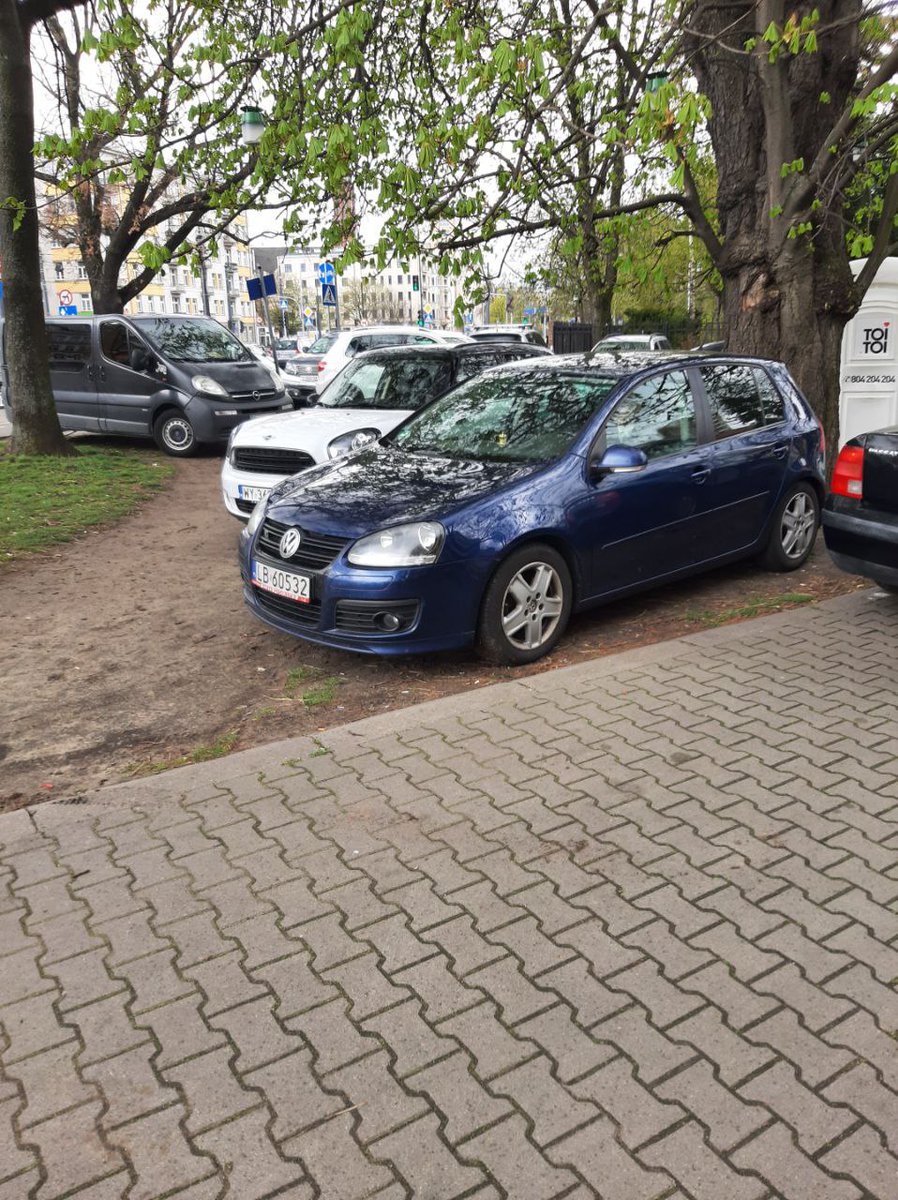 eugeneefimovall's tweet photo. @barb_jed @Stop_Cham_W_wa @MiastoJestNasze @ljporebski @KubaCzajkowski Ja miałem w sobotę obok cerkwi taką rozmowę ze strażą która coś tam robiła z osobą bezdomną:
- Czy państwo mogą zrobić coś z parkowaniem, kierowcy rozjechali trawniki?
- Nie, mamy inne sprawy
- Czyli państwu to nie przeszkadza?
- Nie za bardzo (i uśmiecha mnie się w twarz) https://t.co/Xefg9I2cCE