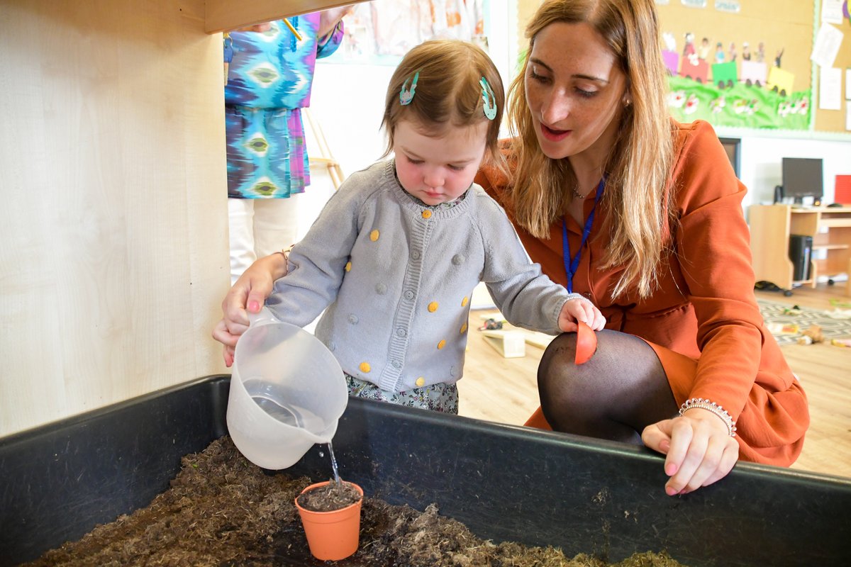 StEdsPrePrep's tweet image. Little Oaks have been busy this morning, learning about seeds and getting the chance to do some planting themselves. As their pots slowly come to life, pupils will be learning all about the natural world, growth and how to look after plants and flowers! 🌱