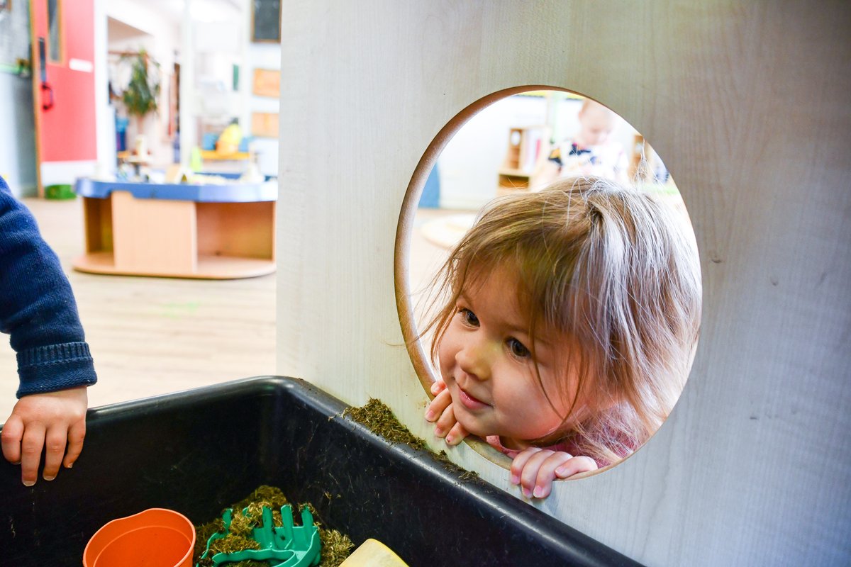 StEdsPrePrep's tweet image. Little Oaks have been busy this morning, learning about seeds and getting the chance to do some planting themselves. As their pots slowly come to life, pupils will be learning all about the natural world, growth and how to look after plants and flowers! 🌱