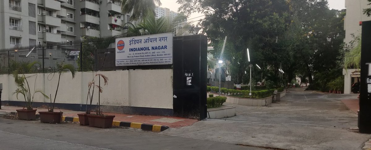 AlokTalekar's tweet photo. @mybmc This is a common site to block the parking spaces in the name of beautification.. they can surely make use of common sense and stop troubling people. https://t.co/wyoiKKOfPz