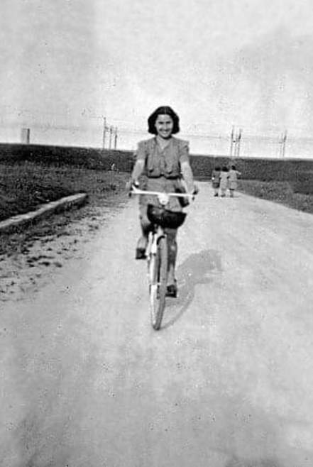 JohannesBuckler's tweet photo. Un compito pericolo lo so, ma quel giorno ero felice. Ricordo che dissi a Stellina: «Domani verrà liberato mio marito da San Vittore e quando nascerà il nostro bambino non ci sarà più il fascismo». 
Già. Avete capito bene. 
Portavo un bimbo in grembo. 
Il mio bimbo di otto mesi. https://t.co/CLPbwCneoy