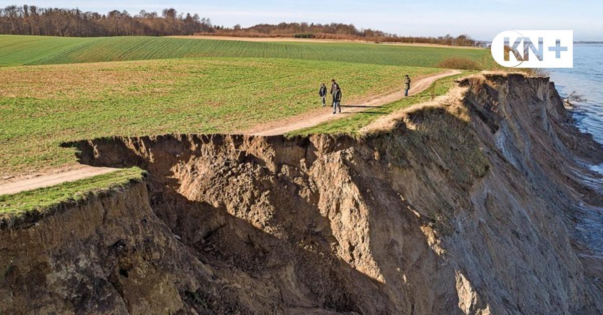 kn_online's tweet photo. Eine Urlauberin aus Hannover hat an der #Stohl|er #Steilküste einen großen Rettungseinsatz ausgelöst: Während einer riskanten Kletterpartie vom Strand aus hinauf kam sie plötzlich weder weiter nach oben noch wieder zurück. Die Feuerwehr musste anrücken. https://t.co/kFH2F2F3QZ https://t.co/BK51jE9AG3