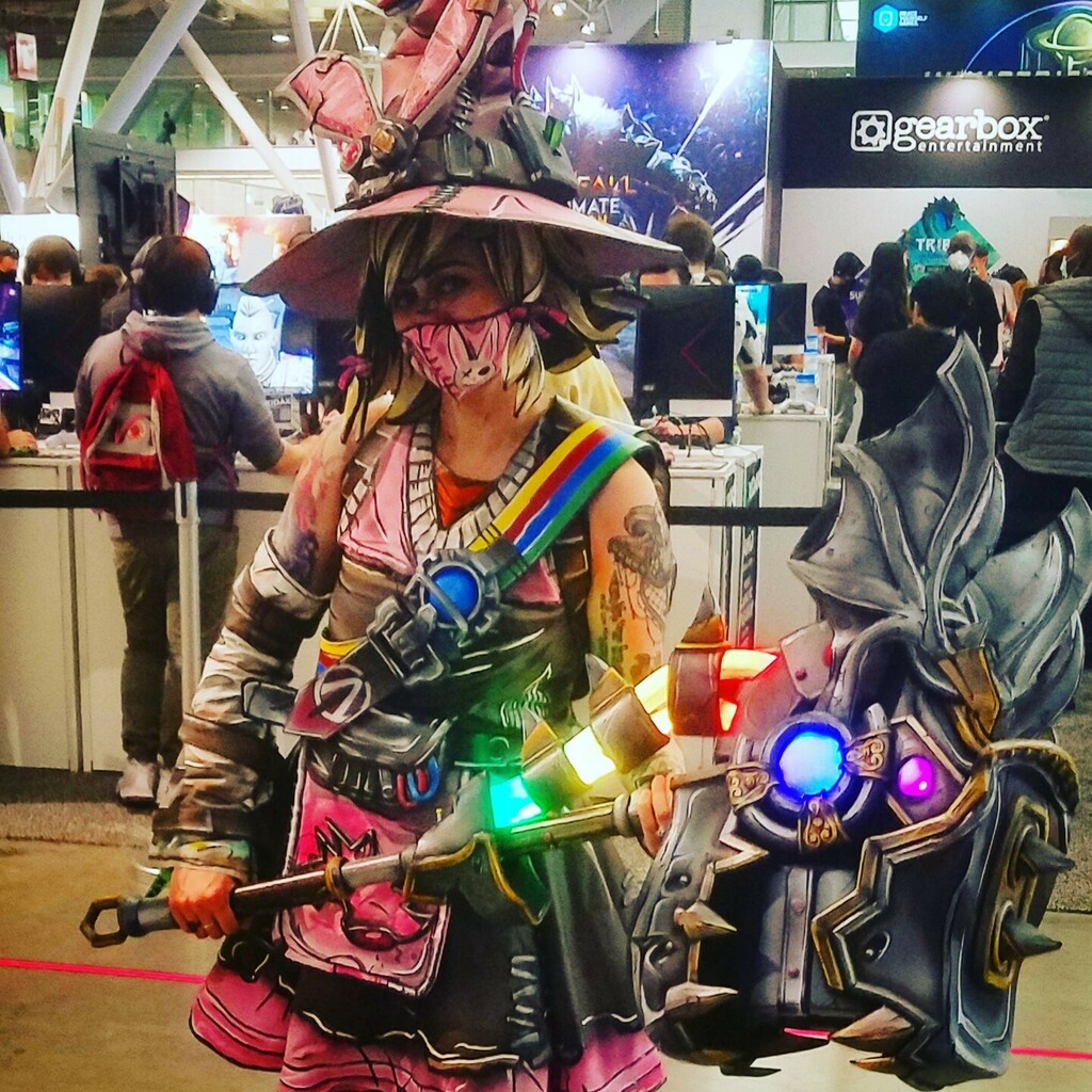 CosplayerNation's tweet photo. Stopped by Tiny Tina's Wonderland and met incredible @jessilyncupcake as who else? Its TINY TINA @ PAX East 2022!
#CosplayerNation #cosplay #cosplayer #PAXEast #PAXEast2022
#ttwl #tinytinacosplay #chaoticgreat #borderlandscosplay #massconvention #gearbox #gearboxentertain… https://t.co/mQRAvPAVJD