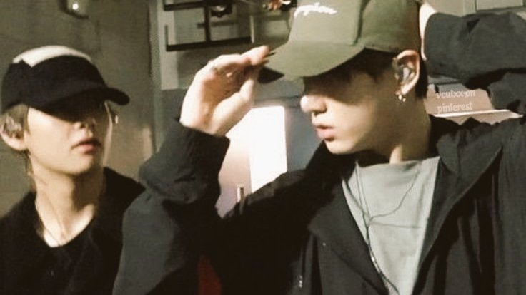 tkchronicles's tweet photo. College boyfriends taekook ^^ https://t.co/HvXxDQ3IMW