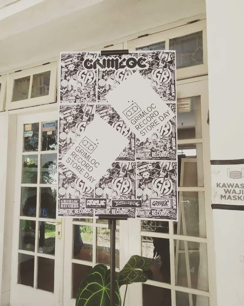 tenno_rd's tweet photo. Herry Sutresna a.k.a Ucok alias Morgue Vanguard.
Bisa berfoto dengan pentolan Bars Of Death, Birds Of The Coming Strom, dan Homicide, adalah salah satu moment terbaik di Grimloc Record Store Day. @lord_kobra @GrimlocBDG
#MorgueVanguard 
#BarsOfDeath
#HomicideBandung https://t.co/oDCMIrCR1W