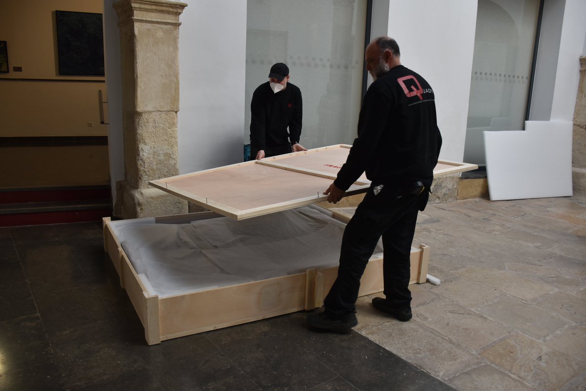 🖼️El quadre de Felip Vè cap per avall ix de #Xàtiva 42 anys després. Ho fa destí Almansa, on hui s'inaugura l'exposició "Una guerra, dos ciudades" que es podrà visitar a la localitat manxega fins al 27 de maig.

Hui es compleixen 315 anys de la Batalla d'Almansa.