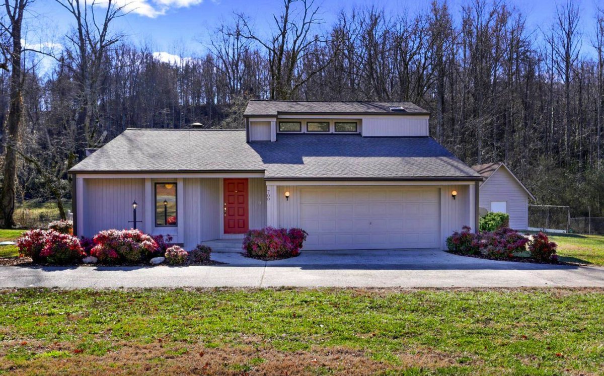 A beautiful home located just outside Downtown Hiawassee in the North GA mountains! Click here for more photos and details: bit.ly/3Gm8Gty
700 Bell Creek Road, Hiawassee, GA
List price: $429,000
Rick Andrews, 828-557-9139
CENTURY 21 Black Bear Realty
Office: 706-896-8633