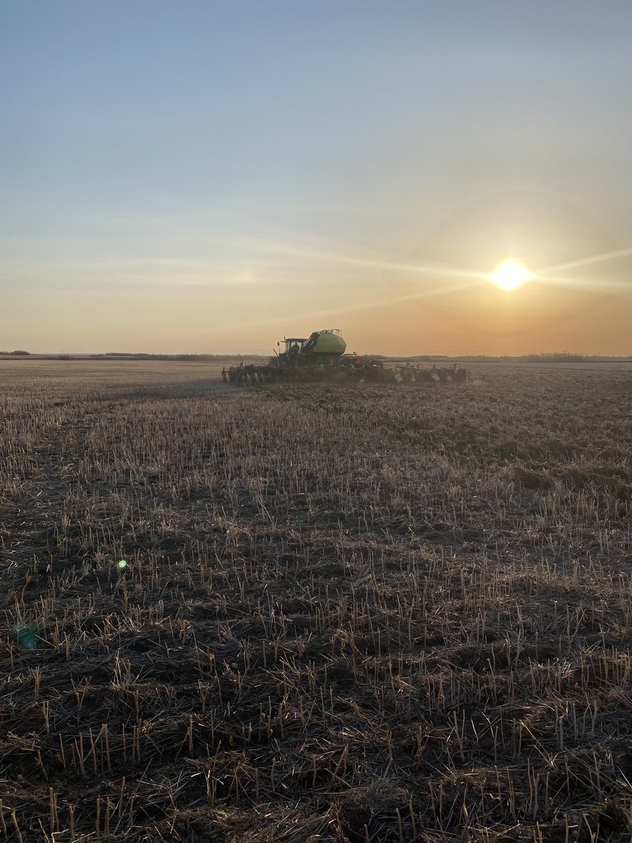 plett_anthony's tweet photo. Let the games begin   #seed22 #johndeere #wheat https://t.co/DBMm47MFqI