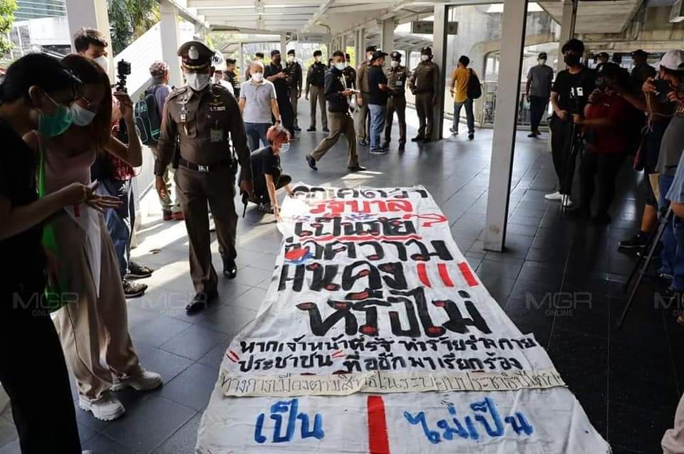 BCREVOTH's tweet photo. รัฐนี้ปกครองโดยระบอบประชาธิปไตย ปชช. สามารถออกมาเรียกร้องทางการเมืองได้ตามสิทธิของตน เเต่เจ้าหน้าที่รัฐใช้ความรุนเเรงกับ ปชช. ที่ออกมาใช้นั้นไม่ใช่เรื่องที่ถูกต้องในระบอบ ปชต.
หยุดการกระทำนั้นซะ
ลาออกไปซะรัฐบาลเผด็จการ !!!!
(2)
25 April 2022
#DemHope #ม็อบ25เมษา65 https://t.co/mLzoSGOtzN