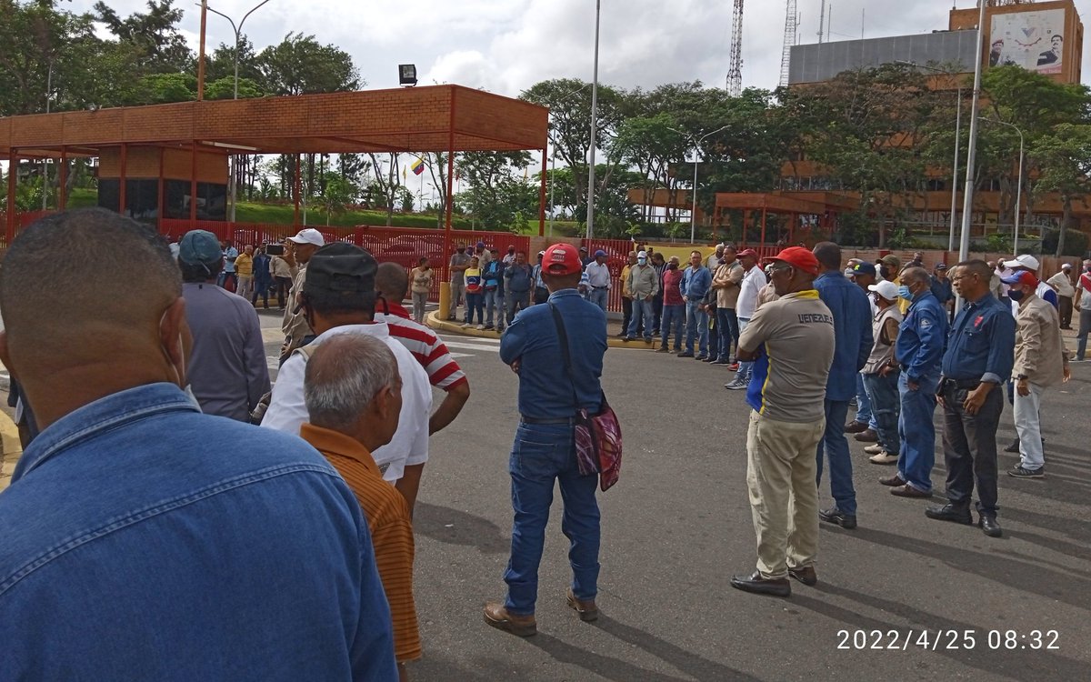 Unidad_Coincide's tweet photo. #CiudadGuayana 
Los trabajadores en CVG CASA MATRIZ EXIGIENDO QUE SE RESTITUYAN SUS DERECHOS CONTRACTUALES. 
@OITnoticias @RubendGonzalez @PatinesJose @alejandro19739 @CentralUNETE

#DevuelvanLosPuestosDeTrabajo 
#SalarioArt91Crbv 

PedroMaldonado 
@CVG_Oficial Da la Cara https://t.co/KK2jKSx3be