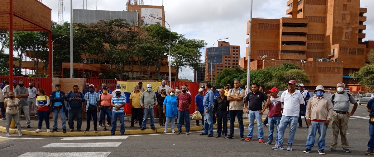 Unidad_Coincide's tweet photo. #CiudadGuayana 
Los trabajadores en CVG CASA MATRIZ EXIGIENDO QUE SE RESTITUYAN SUS DERECHOS CONTRACTUALES. 
@OITnoticias @RubendGonzalez @PatinesJose @alejandro19739 @CentralUNETE

#DevuelvanLosPuestosDeTrabajo 
#SalarioArt91Crbv 

PedroMaldonado 
@CVG_Oficial Da la Cara https://t.co/KK2jKSx3be