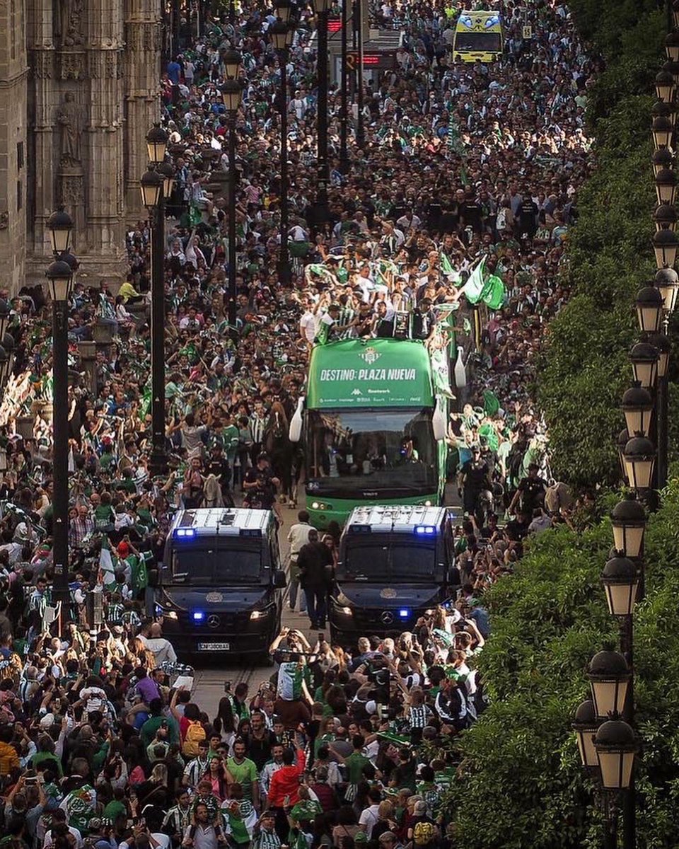 Días que nunca se olvidarán, que ambientazo!!!! Por los de Salamanca, Lugo, Almería,Palamós… y por los del cuarto anillo, esto también es vuestro🏆

Disfruten, te quiero BETIS 💚 <a href="/RealBetis/">Real Betis Balompié 🌴💚</a>
