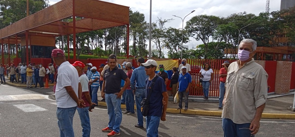Unidad_Coincide's tweet photo. #CiudadGuayana 
Los trabajadores en CVG CASA MATRIZ EXIGIENDO QUE SE RESTITUYAN SUS DERECHOS CONTRACTUALES. 
@OITnoticias @RubendGonzalez @PatinesJose @alejandro19739 @CentralUNETE

#DevuelvanLosPuestosDeTrabajo 
#SalarioArt91Crbv 

PedroMaldonado 
@CVG_Oficial Da la Cara https://t.co/KK2jKSx3be