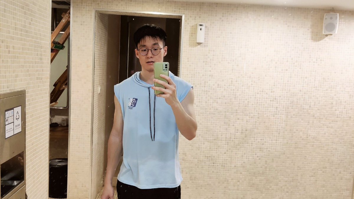 解封恢复健身第一天，头发根都湿了，比操逼还多汗，体力不支了