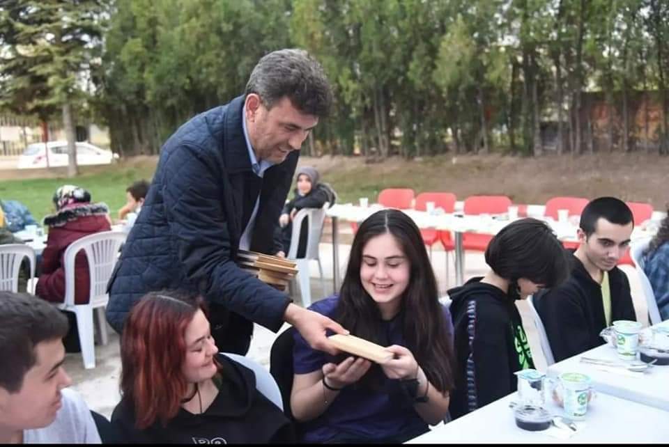 26Nkollar's tweet photo. Akparti İl Başkanlığının düzenlediği  iftar programımına
Katılım sağlayan Sütlüce Çocuklarımız yarınlarımız ayrı bir güzel ayrı bir neşeliydi 

23 Nisan  ve Çocuk Bayramı vesilesiyle minik Çocuklarımız ve kıymetli aileleriyle iftar sofrasında https://t.co/N7P7cxWkCS
