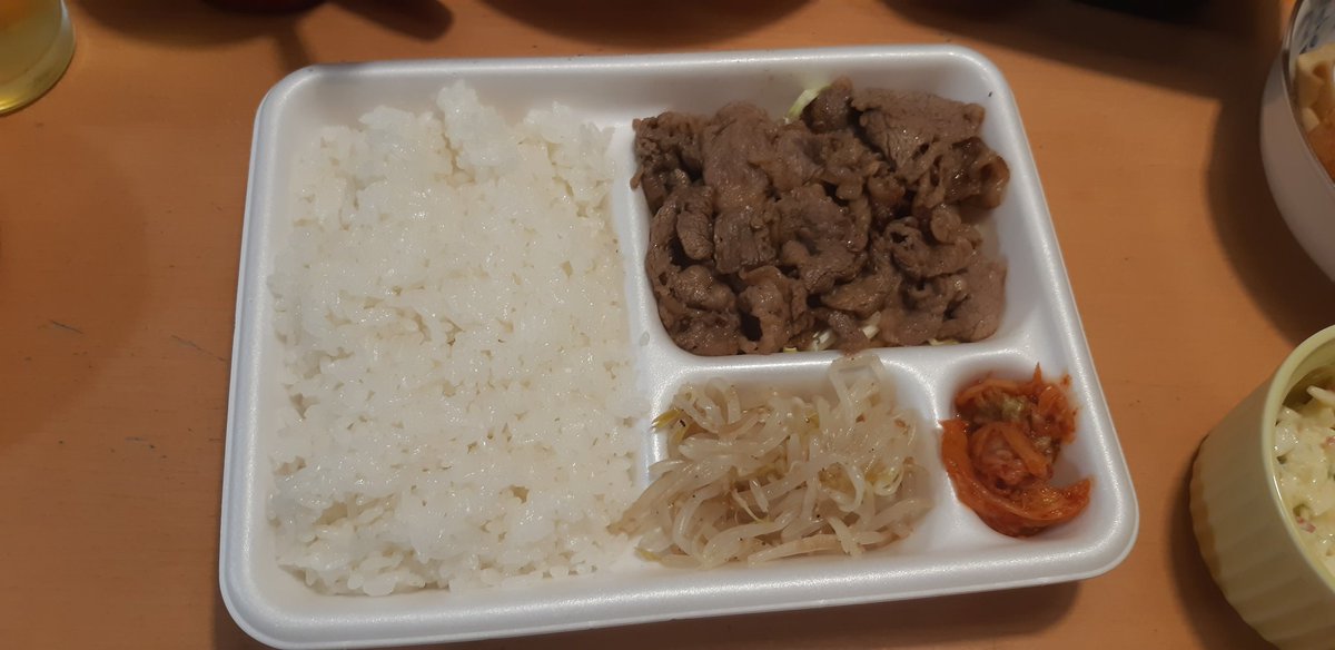 今夜の夕飯🍴カルビ亭の焼肉弁当🍱今日は旦那の誕生日だから本当なら焼肉に行くんだけど、今夜遅くに宇都宮から次男が帰省するのを待って後日焼肉に行くことに…。でも、焼肉食べたいから焼肉弁当🍱柔らかく