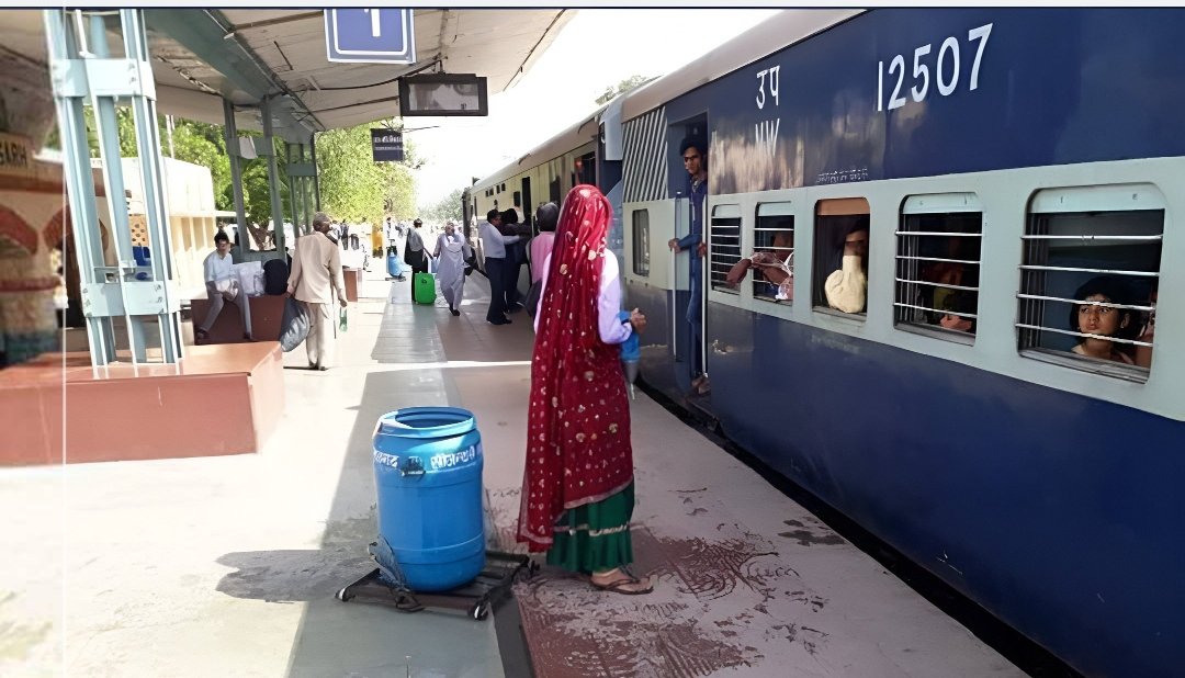 PCMeena0777's tweet photo. पूर्वी राजस्थान मीना समुदाय द्वारा गर्मियों में रेलवे स्टेशन पर पानी की निःशुल्क सुविधा उपलब्ध कराई जाती है।।
ये दृश्य राजगढ़ रेलवे स्टेशन का है।। https://t.co/p9B1OjN1Md