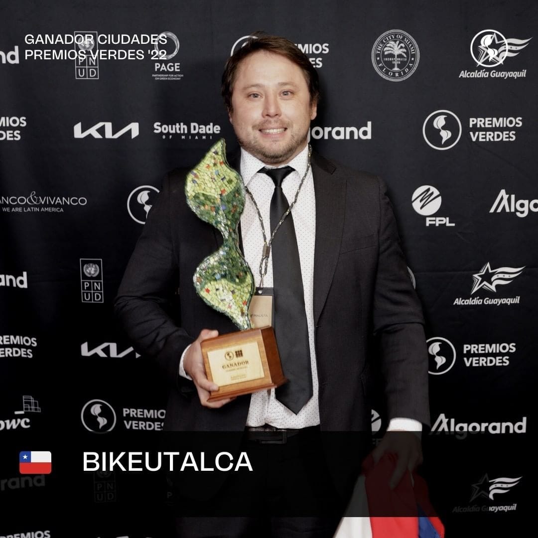 Felicitamos a <a href="/bikeutalca/">bikeutalca®</a> por ser el ganador en los <a href="/premiosverdes/">Premios Verdes</a> en #ciudades y subcategoría #movilidad 🚴‍♂️
Compartimos la alegría con la fotografía de Luis Letelier, ex utalino, y creador de esta iniciativa sustentable, quien recibió ayer el galardón en Miami 👏
#UTalcaContigo