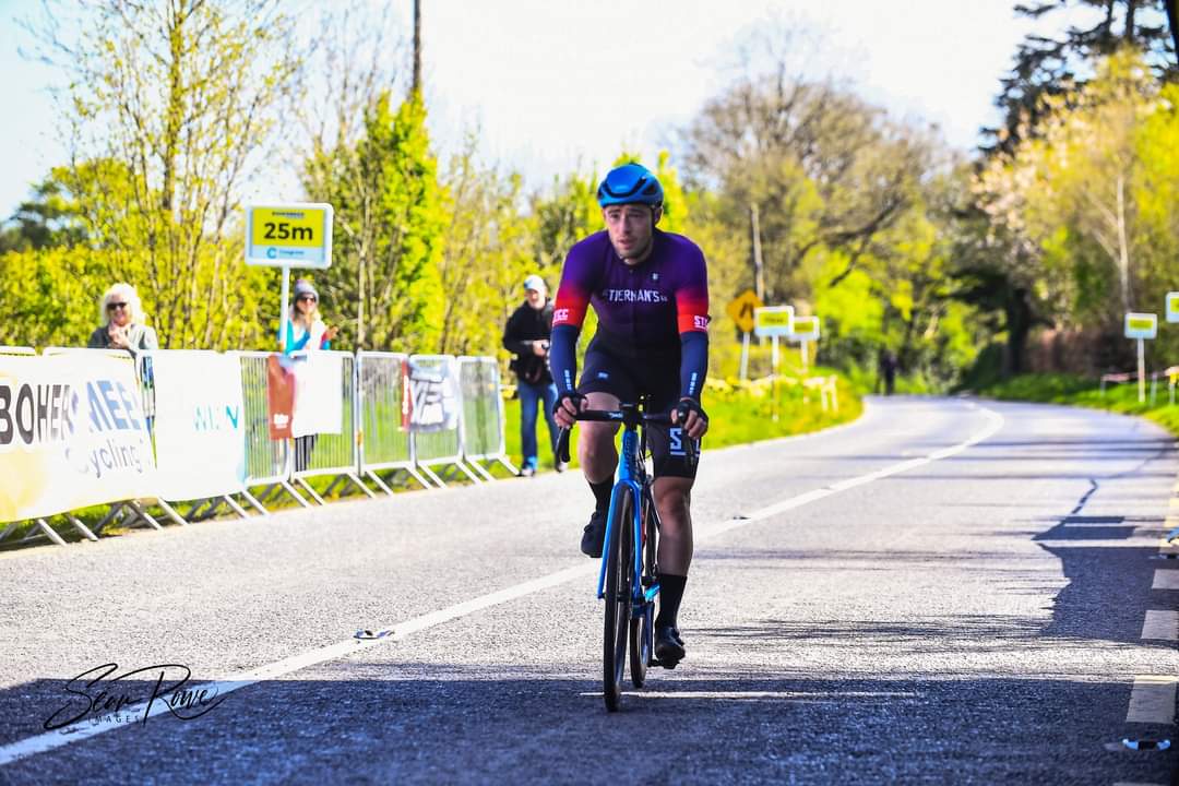 New recruit Tim Walton leaves the A4 field n his wake taking the win in yesterday's Waller Cup...Chapeau sir..
📸 Sean Rowe.
.
.
.
.
#winning #sttiernanscc #wallercup #bikeracing #cycling #cyclingIreland