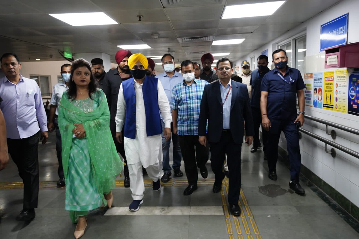 BhagwantMann's tweet photo. दिल्ली के सरकारी अस्पतालों में ऐसा लगा जैसे कोई प्राइवेट अस्पताल हो। यहां सभी शानदार सुविधाएं मिलती हैं वो भी मुफ्त।

अब पंजाब में भी जल्द ही ऐसे सरकारी अस्पताल देखने को मिलेंगे जो प्राइवेट अस्पतालों से कम नहीं होंगे। क्योंकि अब पंजाब में भी एक ईमानदार और साफ नीयत वाली सरकार है। https://t.co/Xj3fQimZ9n