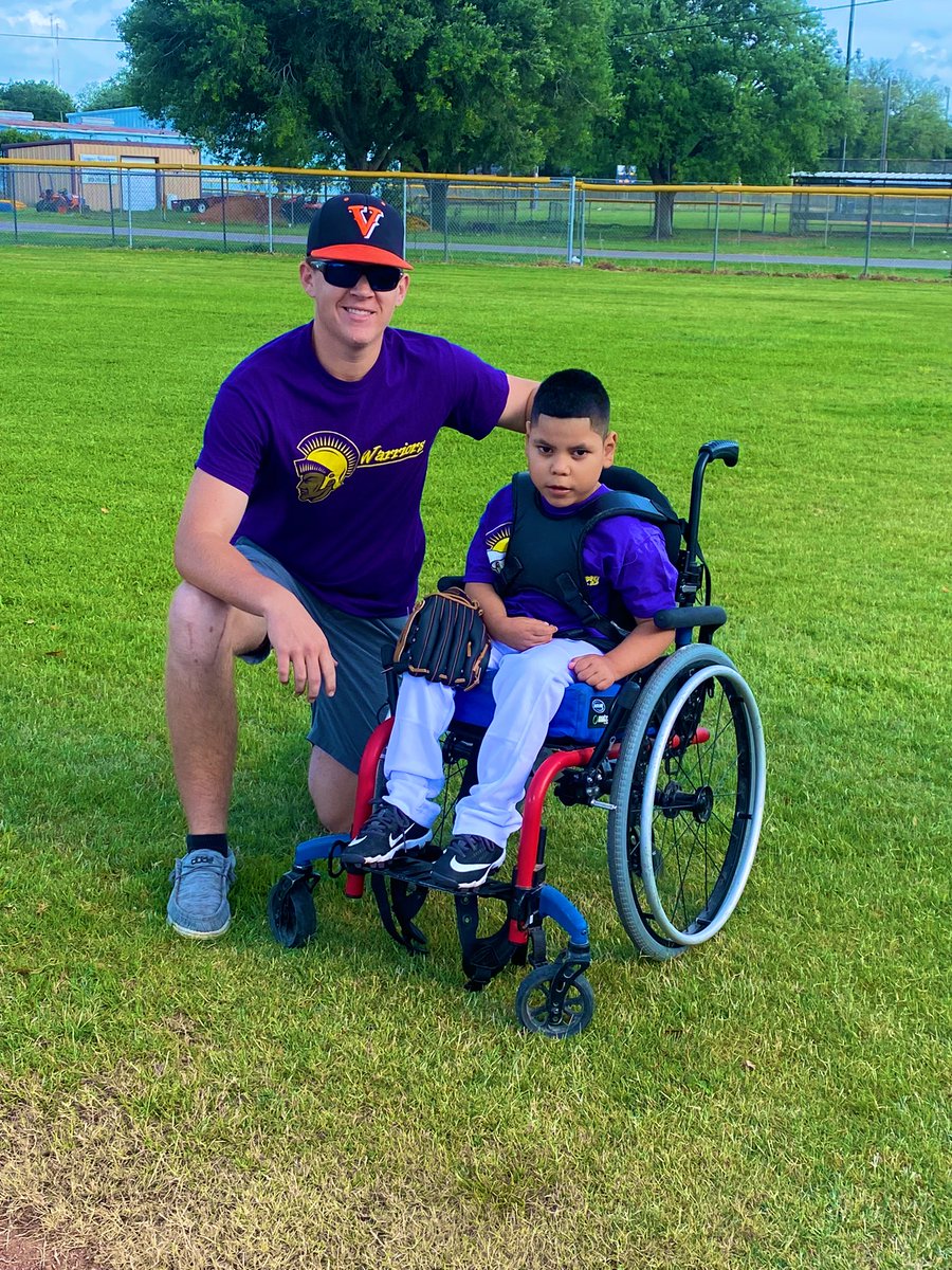 CWILSON8462's tweet photo. I sure love spending time with these kiddos and playing some baseball! https://t.co/1earQtdEiF