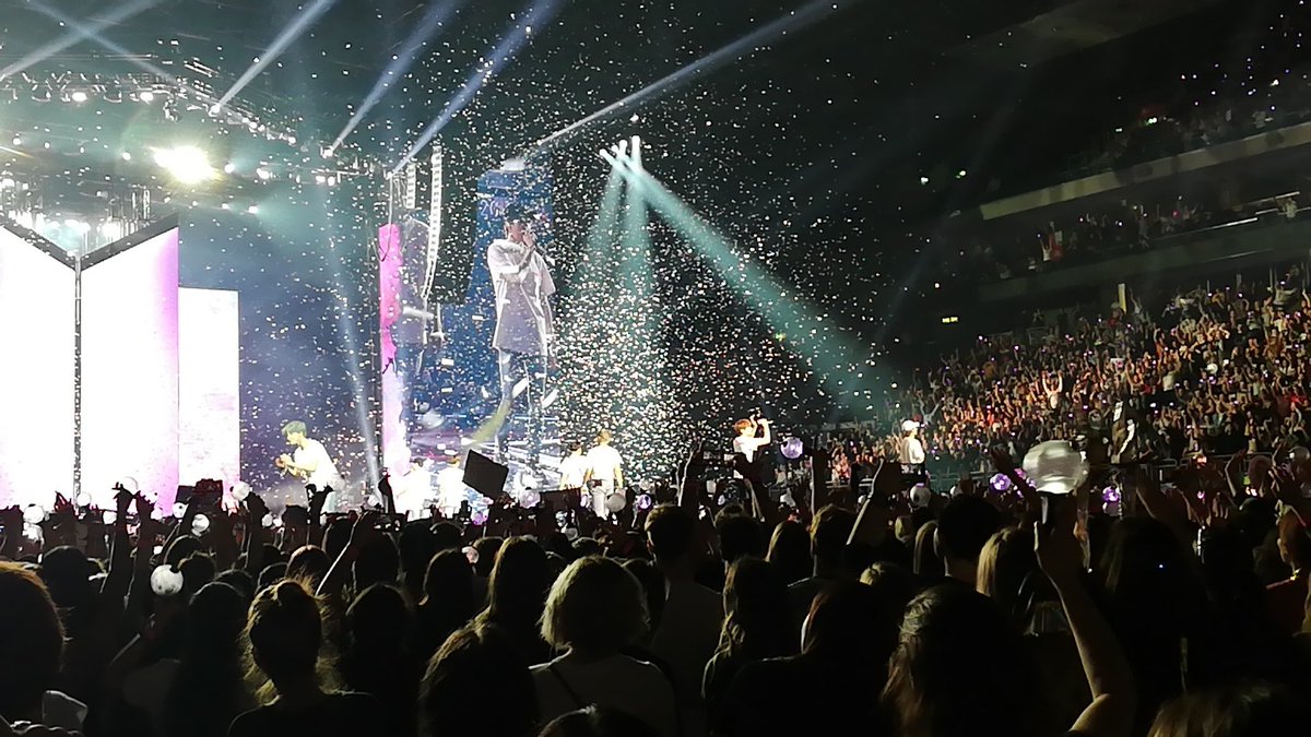 loveisluce's tweet photo. concert thread ✨ https://t.co/JYkxwvUEtF