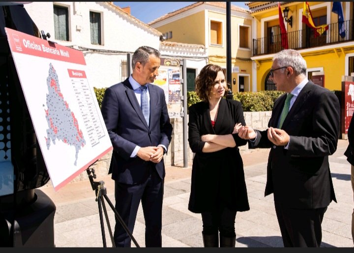 Hoy, junto a Isabel Díaz Ayuso y <a href="/carlosizqtorres/">Carlos Izquierdo</a>, hemos presentado en Villamantilla el acuerdo colaboración con <a href="/ComunidadMadrid/">Comunidad de Madrid</a> para evitar la exclusión financiera de 41 municipios de la región gracias al servicio ofimóvil de <a href="/caixabank/">CaixaBank</a> 🚌