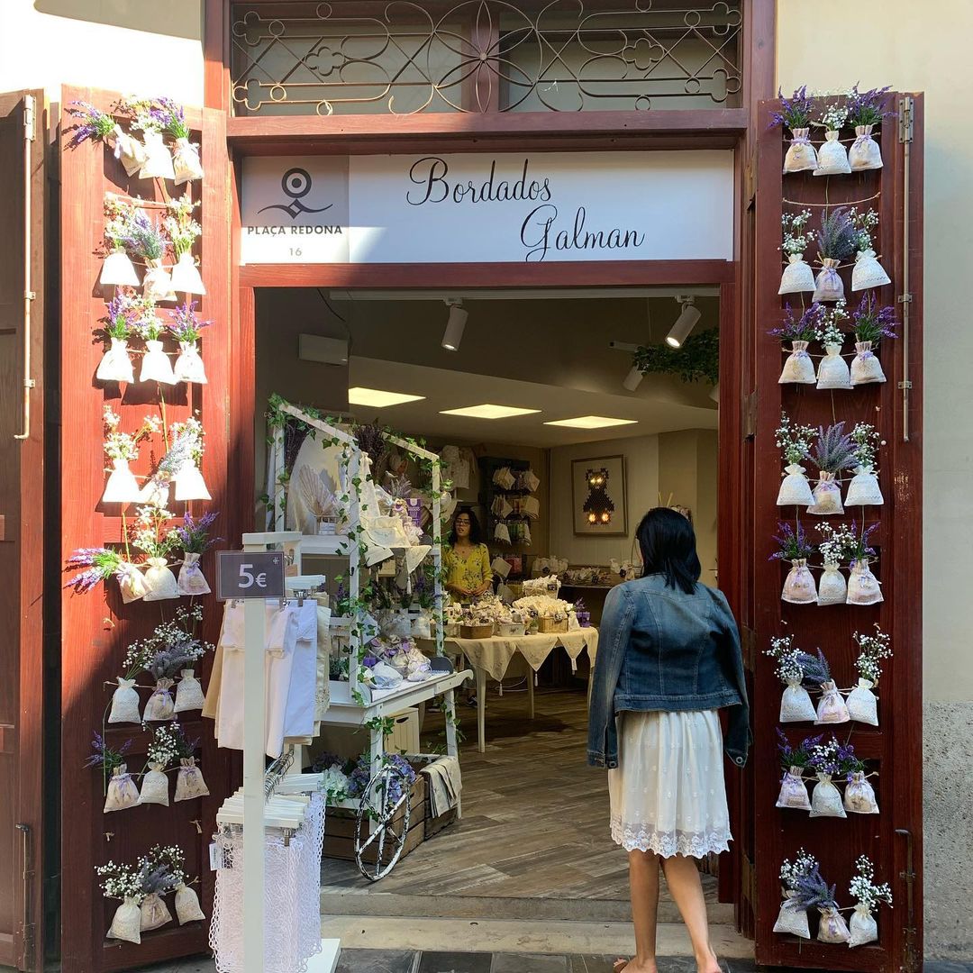 travelsecretsIN's tweet photo. This lovely boutique in #Valencia’s #PlazaRedona is a treasure house of children’s clothing and handmade lace products.
@spain @visit_valencia #shopping #boutique #shoppingsecret #handmadeclothing #bordadosgalman #localsecrets #citysecrets https://t.co/kIJjLklxHt