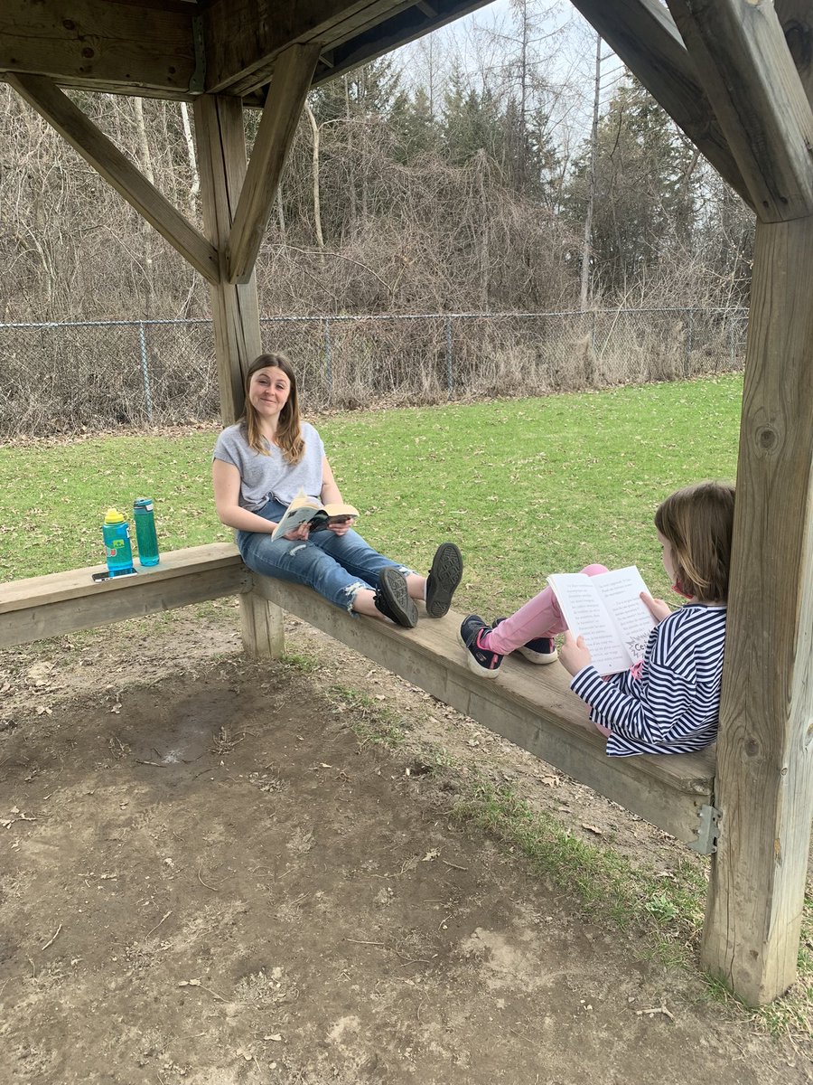 GabrielleLefe's tweet photo. On profite du beau temps pour faire notre temps de lecture! @smbmerrickville https://t.co/00mcfyPTwU