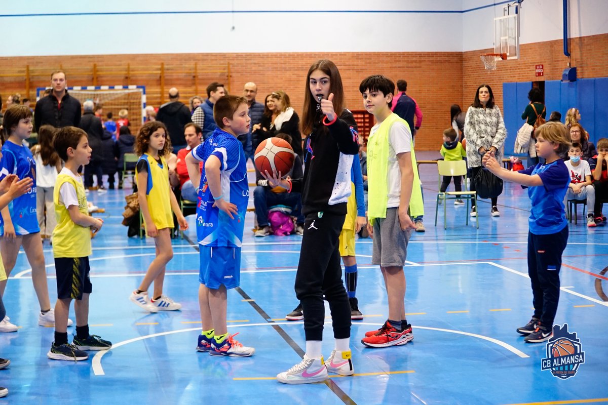 CBAlmansa's tweet photo. ⛹️‍♂️⛹️‍♀️ | Este domingo en el Duque de Alba celebramos el Encuentro Benjamín Interprovincial donde chicos y chicas de Almansa, Biar, Caudete, Villena y Yecla disfrutaron de lo lindo del baloncesto 😍

📸 @Legolevic 

#JuntosSomosMásFuertes #LaFuerzaDelEquipo https://t.co/J3TkYhr19o