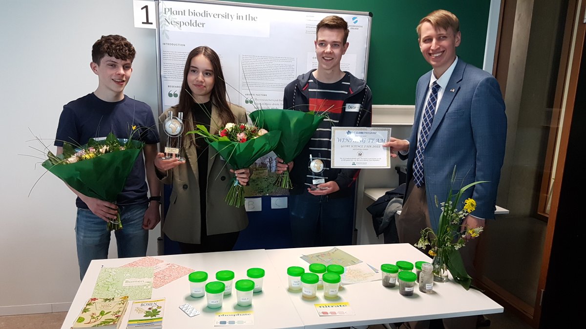 GLOBENederland's tweet photo. Het @schoonhovenscollege wint de GLOBE Science Fair en mag op kosten van @usembthehague naar de GLOBE games in Tsjechië om daar haar onderzoek “Plant biodiversity in the Nespolder” te presenteren.
Jury o.a.: @HesterVolten @rivm, @ArnoldvanVliet @WUR, #biologie @GLOBEProgram https://t.co/Y7LYchZED4